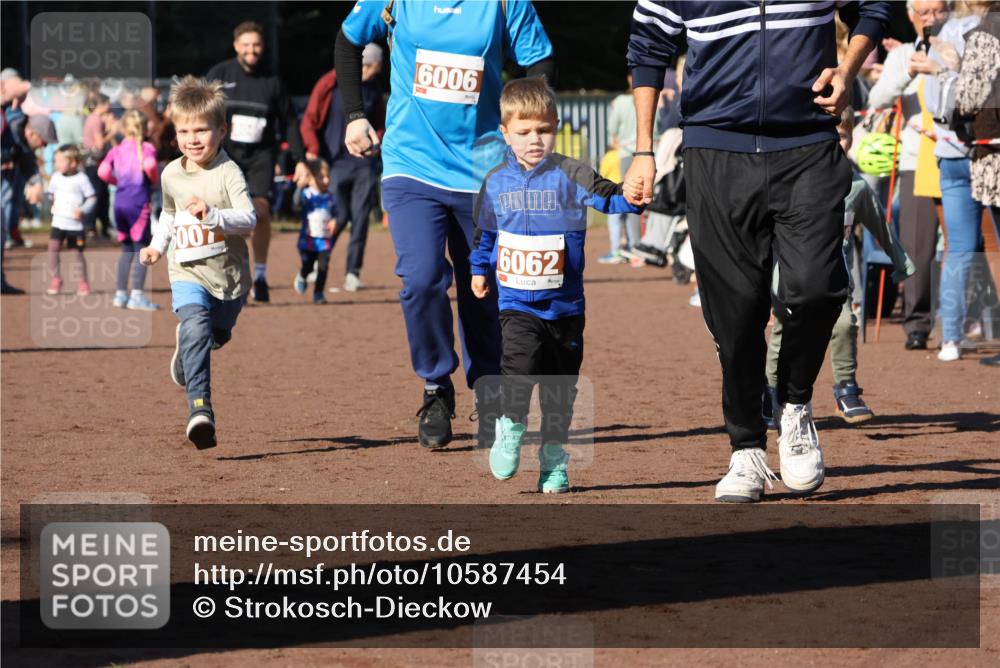 27.09.2026 - 35. Volkslauf durch das schöne Alstertal Strokosch-Dieckow http://msf.ph/oto/10587454 27.09.2026 10:43:36 Ziel 007, 6006, 6062 meine-sportfotos.de