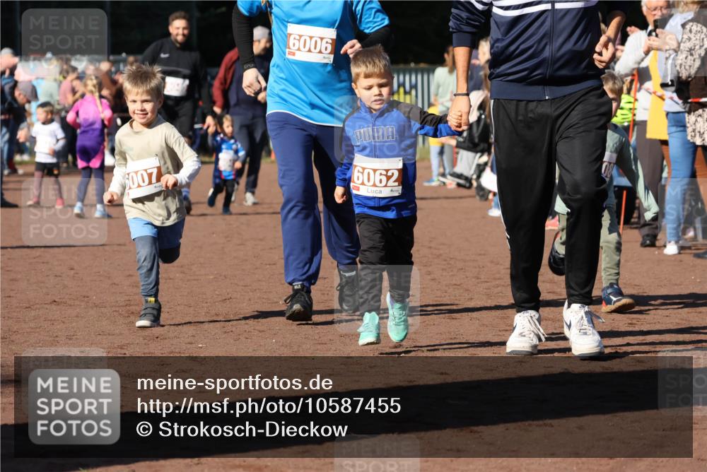 27.09.2026 - 35. Volkslauf durch das schöne Alstertal Strokosch-Dieckow http://msf.ph/oto/10587455 27.09.2026 10:43:36 Ziel 6006, 6007, 6062 meine-sportfotos.de
