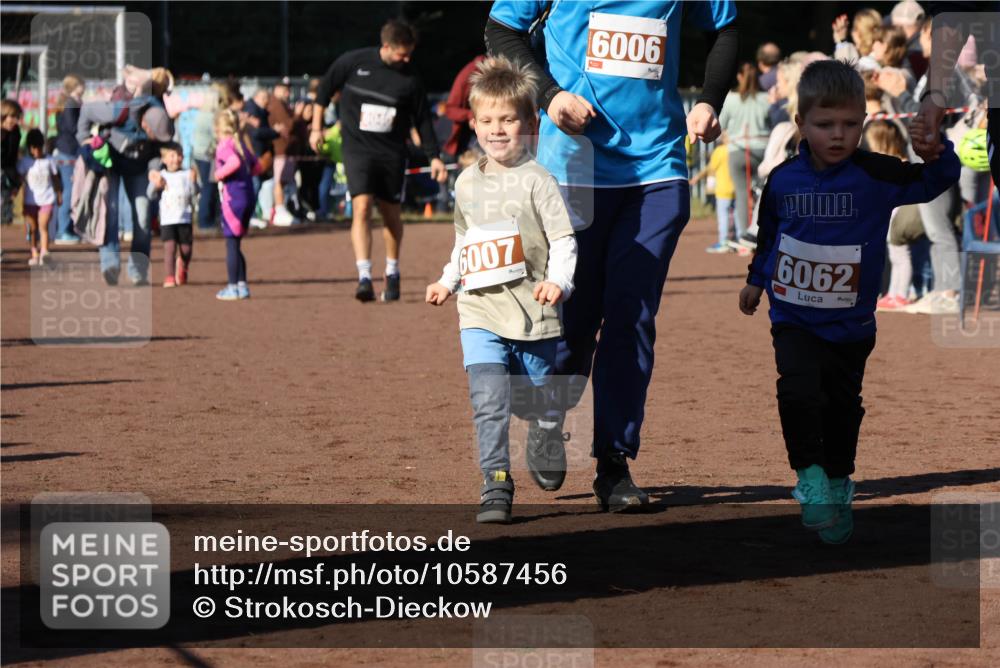27.09.2026 - 35. Volkslauf durch das schöne Alstertal Strokosch-Dieckow http://msf.ph/oto/10587456 27.09.2026 10:43:37 Ziel 6006, 6007, 6062 meine-sportfotos.de
