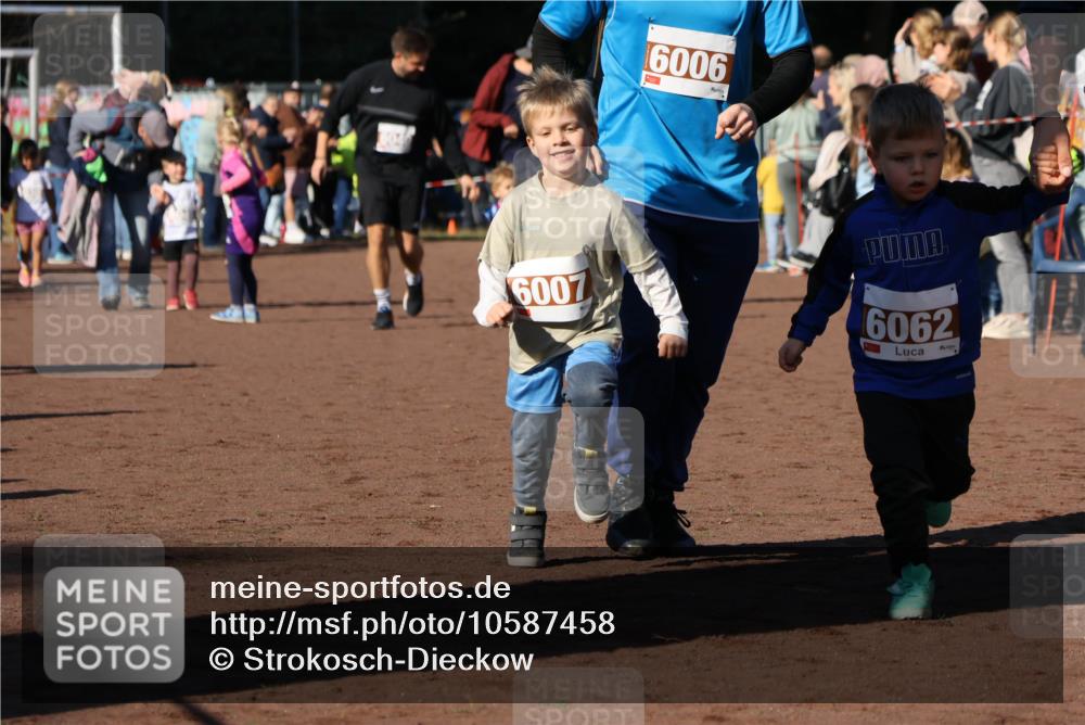 27.09.2026 - 35. Volkslauf durch das schöne Alstertal Strokosch-Dieckow http://msf.ph/oto/10587458 27.09.2026 10:43:37 Ziel 6006, 6007, 6062 meine-sportfotos.de