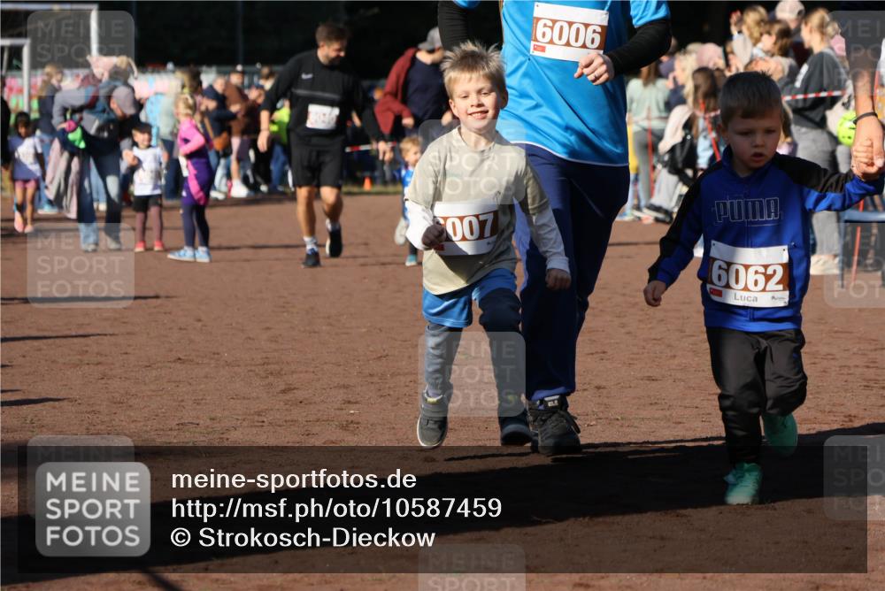 27.09.2026 - 35. Volkslauf durch das schöne Alstertal Strokosch-Dieckow http://msf.ph/oto/10587459 27.09.2026 10:43:37 Ziel 6006, 007, 6062 meine-sportfotos.de