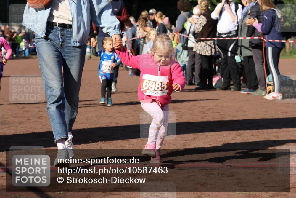 27.09.2026 - 35. Volkslauf durch das schöne Alstertal Strokosch-Dieckow http://msf.ph/oto/10587463 27.09.2026 10:43:44 Ziel 6041, 69852 meine-sportfotos.de