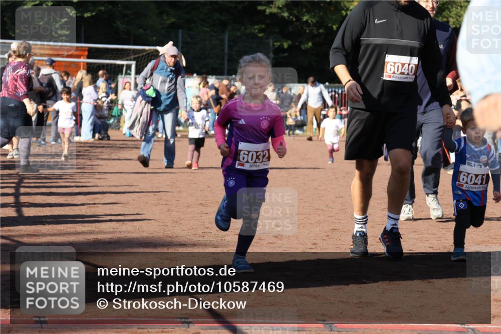 27.09.2026 - 35. Volkslauf durch das schöne Alstertal Strokosch-Dieckow http://msf.ph/oto/10587469 27.09.2026 10:43:46 Ziel 1604, 6032, 6040, 6041 meine-sportfotos.de