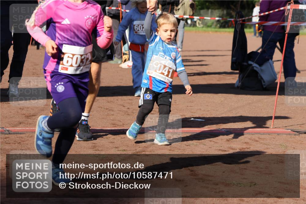 27.09.2026 - 35. Volkslauf durch das schöne Alstertal Strokosch-Dieckow http://msf.ph/oto/10587471 27.09.2026 10:43:48 Ziel 6032, 602, 6041 meine-sportfotos.de