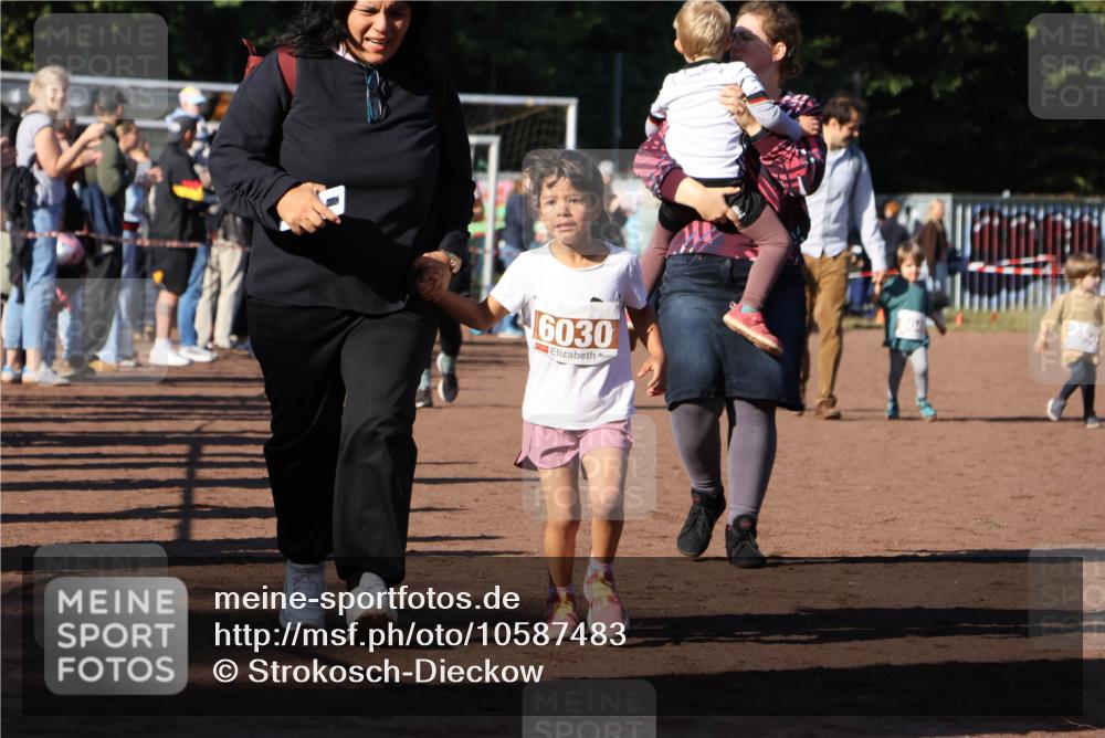 27.09.2026 - 35. Volkslauf durch das schöne Alstertal Strokosch-Dieckow http://msf.ph/oto/10587483 27.09.2026 10:43:59 Ziel 6030, 050 meine-sportfotos.de