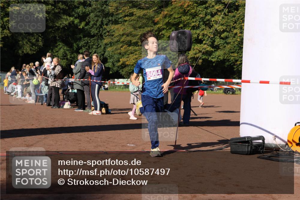 27.09.2026 - 35. Volkslauf durch das schöne Alstertal Strokosch-Dieckow http://msf.ph/oto/10587497 27.09.2026 10:44:24 Ziel 5064, 5064 meine-sportfotos.de