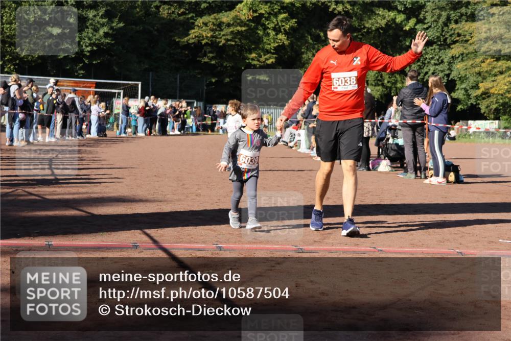 27.09.2026 - 35. Volkslauf durch das schöne Alstertal Strokosch-Dieckow http://msf.ph/oto/10587504 27.09.2026 10:44:32 Ziel 6039, 6038, 5003, 5005, 5032 meine-sportfotos.de