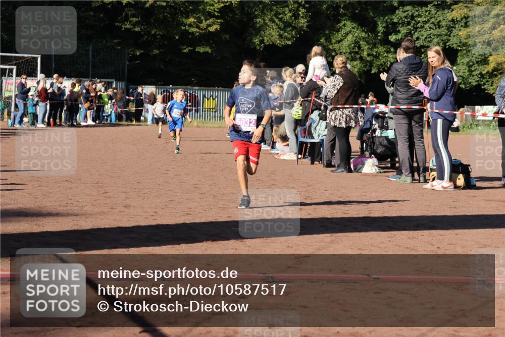 27.09.2026 - 35. Volkslauf durch das schöne Alstertal Strokosch-Dieckow http://msf.ph/oto/10587517 27.09.2026 10:44:36 Ziel 5032, 5003, 5005, 5032, 5036, 5043 meine-sportfotos.de