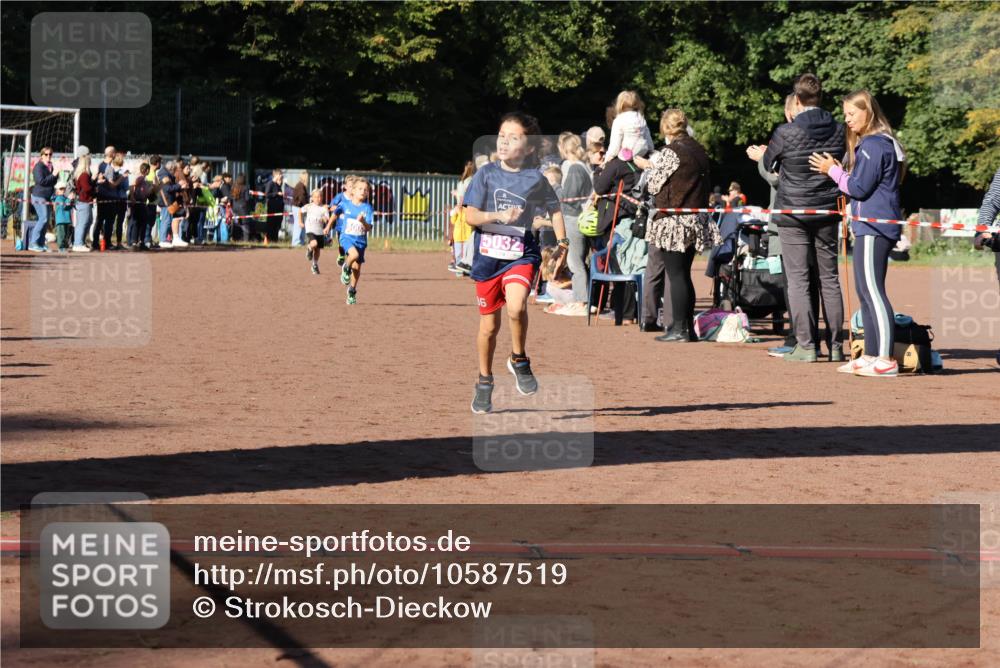 27.09.2026 - 35. Volkslauf durch das schöne Alstertal Strokosch-Dieckow http://msf.ph/oto/10587519 27.09.2026 10:44:37 Ziel 500, 5032, 6, 5003, 5005, 5032, 5036, 5043 meine-sportfotos.de