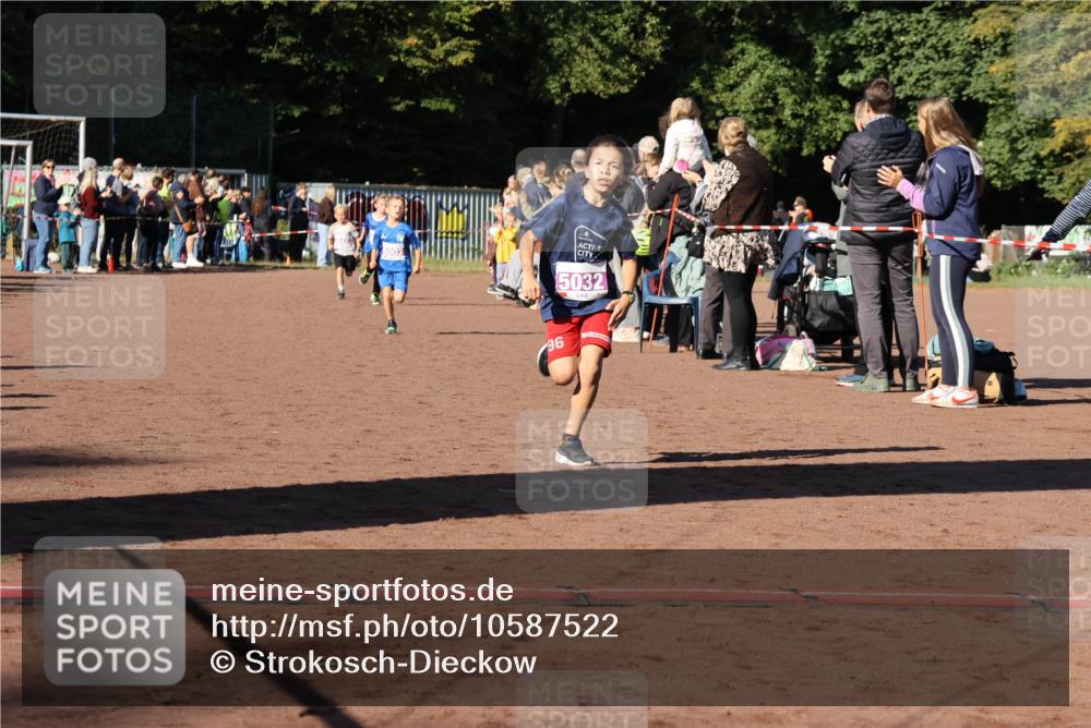 27.09.2026 - 35. Volkslauf durch das schöne Alstertal Strokosch-Dieckow http://msf.ph/oto/10587522 27.09.2026 10:44:37 Ziel 5003, 5032, 96, 5003, 5005, 5032, 5036, 5043 meine-sportfotos.de