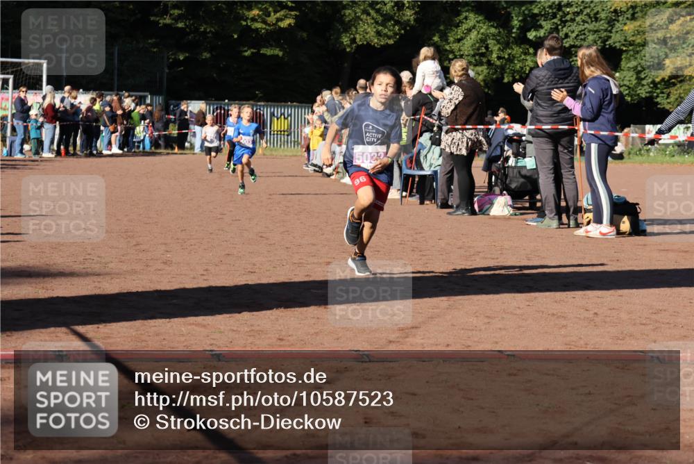 27.09.2026 - 35. Volkslauf durch das schöne Alstertal Strokosch-Dieckow http://msf.ph/oto/10587523 27.09.2026 10:44:37 Ziel 5022, 96, 5003, 5005, 5032, 5036, 5043 meine-sportfotos.de