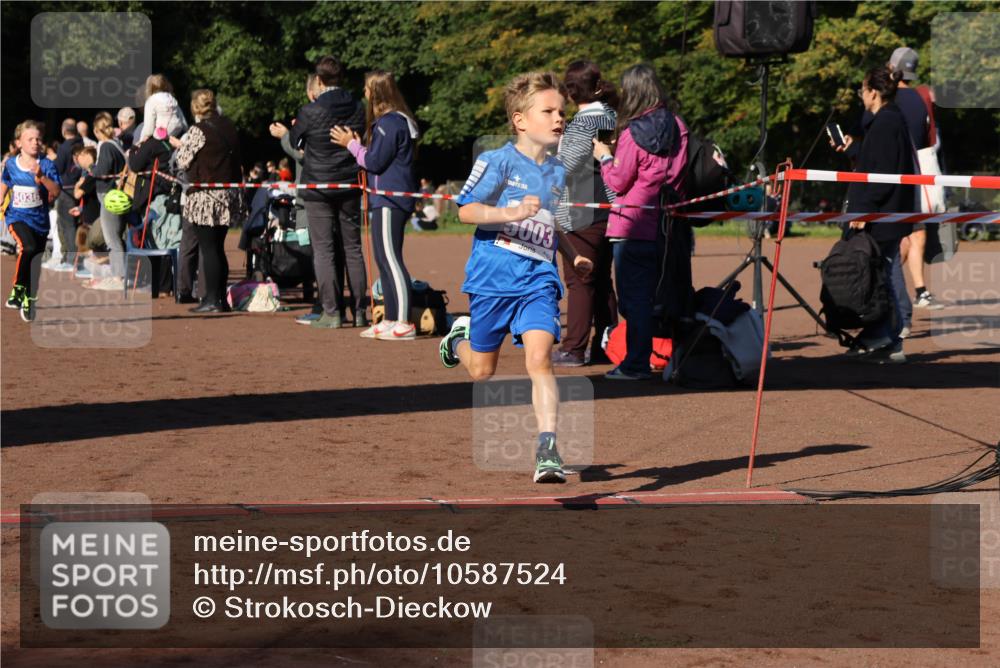 27.09.2026 - 35. Volkslauf durch das schöne Alstertal Strokosch-Dieckow http://msf.ph/oto/10587524 27.09.2026 10:44:42 Ziel 5036, 003, 5003, 5020, 5036, 5043, 5982 meine-sportfotos.de