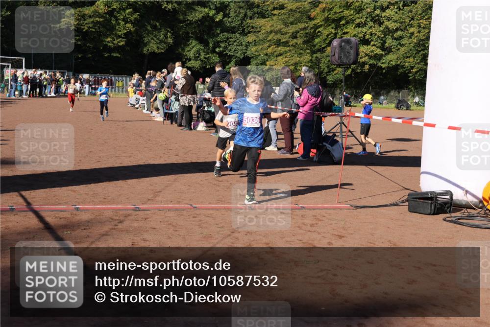 27.09.2026 - 35. Volkslauf durch das schöne Alstertal Strokosch-Dieckow http://msf.ph/oto/10587532 27.09.2026 10:44:45 Ziel 5036, 504, 5020, 5036, 5043, 5982 meine-sportfotos.de