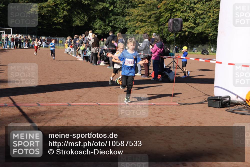 27.09.2026 - 35. Volkslauf durch das schöne Alstertal Strokosch-Dieckow http://msf.ph/oto/10587533 27.09.2026 10:44:45 Ziel 5036, 5020, 5036, 5043, 5982 meine-sportfotos.de