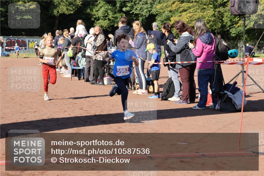 27.09.2026 - 35. Volkslauf durch das schöne Alstertal Strokosch-Dieckow http://msf.ph/oto/10587536 27.09.2026 10:44:48 Ziel 20, 5982, 5020, 5036, 5043, 5047, 5982 meine-sportfotos.de