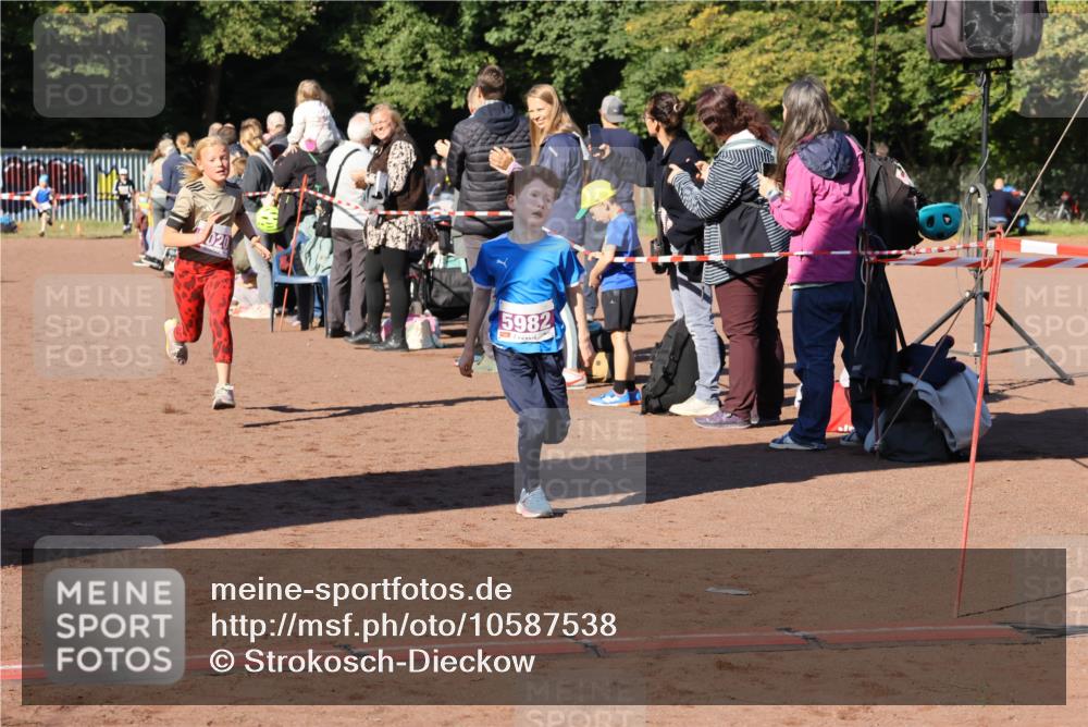27.09.2026 - 35. Volkslauf durch das schöne Alstertal Strokosch-Dieckow http://msf.ph/oto/10587538 27.09.2026 10:44:49 Ziel 5982, 5020, 5047, 5982 meine-sportfotos.de