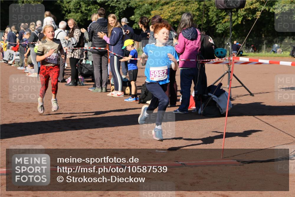 27.09.2026 - 35. Volkslauf durch das schöne Alstertal Strokosch-Dieckow http://msf.ph/oto/10587539 27.09.2026 10:44:49 Ziel 020, 5982, 5020, 5047, 5982 meine-sportfotos.de