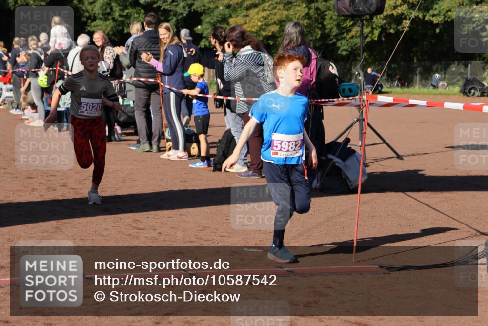 27.09.2026 - 35. Volkslauf durch das schöne Alstertal Strokosch-Dieckow http://msf.ph/oto/10587542 27.09.2026 10:44:49 Ziel 5020, 5982, 5020, 5047, 5982 meine-sportfotos.de