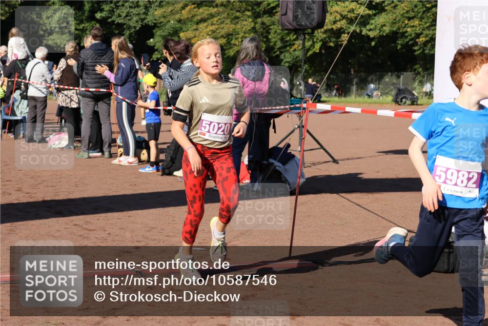 27.09.2026 - 35. Volkslauf durch das schöne Alstertal Strokosch-Dieckow http://msf.ph/oto/10587546 27.09.2026 10:44:50 Ziel 5020, 5982, 5020, 5047, 5982 meine-sportfotos.de