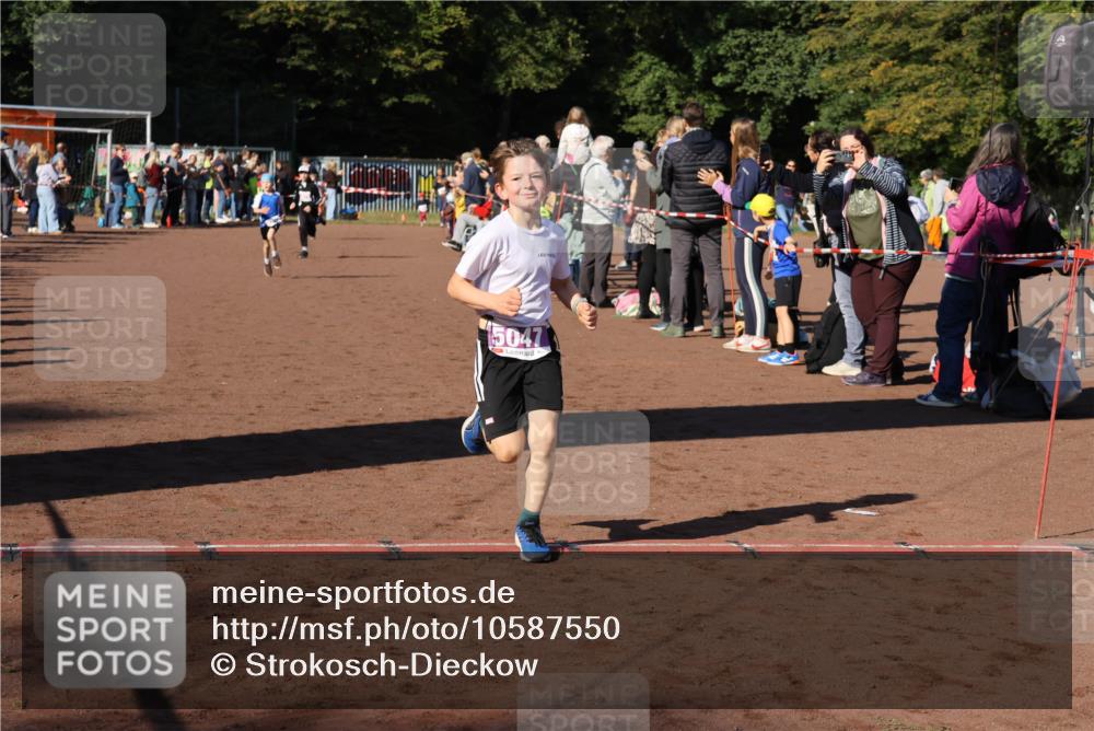 27.09.2026 - 35. Volkslauf durch das schöne Alstertal Strokosch-Dieckow http://msf.ph/oto/10587550 27.09.2026 10:44:57 Ziel 5047, 5046, 5047, 5970 meine-sportfotos.de
