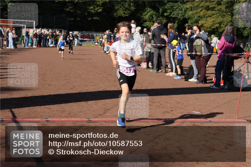 27.09.2026 - 35. Volkslauf durch das schöne Alstertal Strokosch-Dieckow http://msf.ph/oto/10587553 27.09.2026 10:44:57 Ziel 5047, 5046, 5047, 5970 meine-sportfotos.de