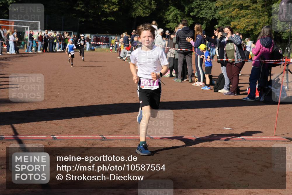 27.09.2026 - 35. Volkslauf durch das schöne Alstertal Strokosch-Dieckow http://msf.ph/oto/10587554 27.09.2026 10:44:57 Ziel 5047, 5046, 5047, 5970 meine-sportfotos.de