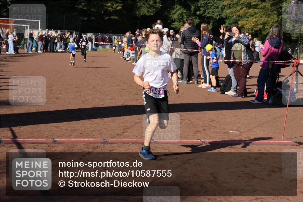 27.09.2026 - 35. Volkslauf durch das schöne Alstertal Strokosch-Dieckow http://msf.ph/oto/10587555 27.09.2026 10:44:58 Ziel 047, 5046, 5047, 5970 meine-sportfotos.de