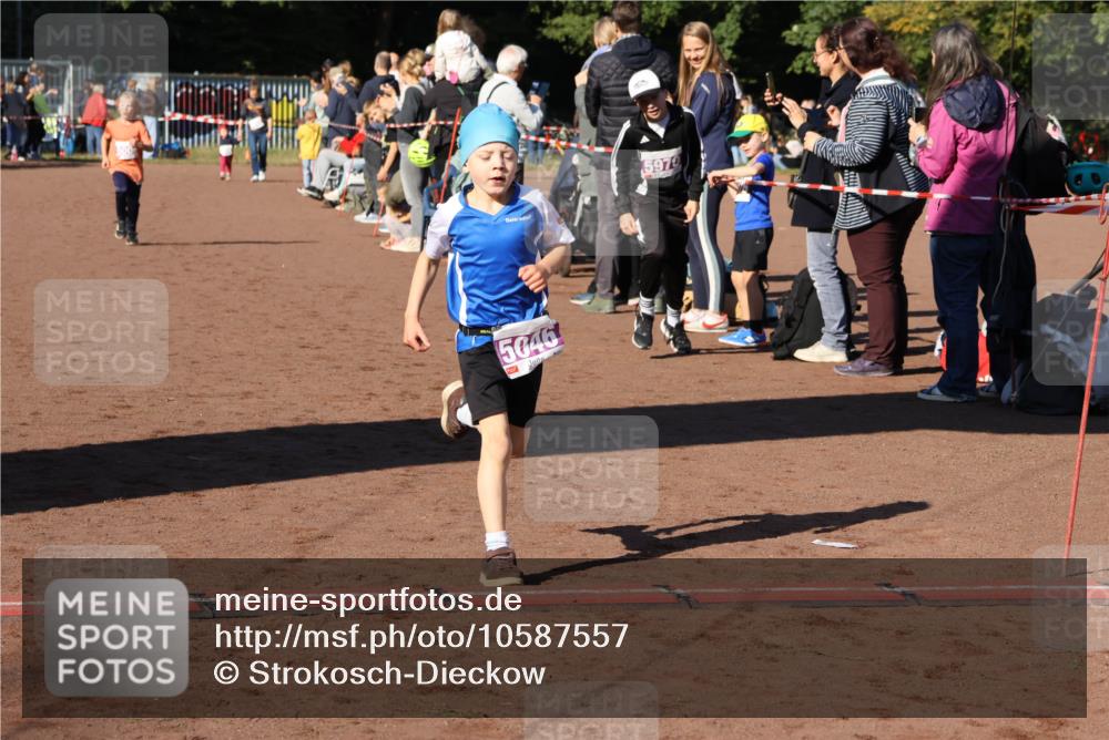 27.09.2026 - 35. Volkslauf durch das schöne Alstertal Strokosch-Dieckow http://msf.ph/oto/10587557 27.09.2026 10:45:04 Ziel 5046, 5979, 5006, 5046, 5970 meine-sportfotos.de