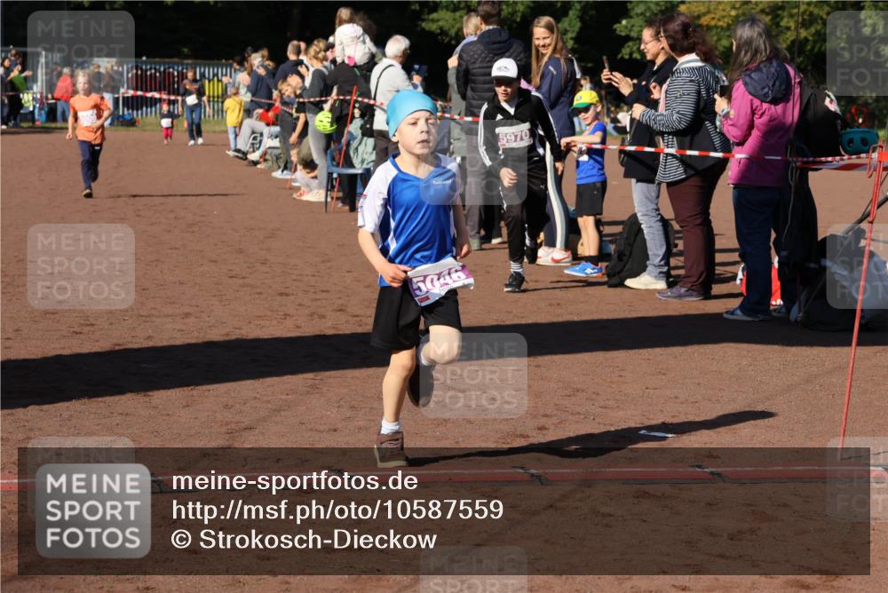 27.09.2026 - 35. Volkslauf durch das schöne Alstertal Strokosch-Dieckow http://msf.ph/oto/10587559 27.09.2026 10:45:04 Ziel 5046, 5970, 5006, 5046, 5970 meine-sportfotos.de