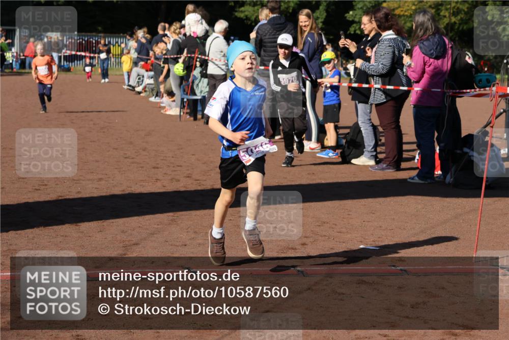 27.09.2026 - 35. Volkslauf durch das schöne Alstertal Strokosch-Dieckow http://msf.ph/oto/10587560 27.09.2026 10:45:04 Ziel 5046, 60, 5970, 5006, 5046, 5970 meine-sportfotos.de