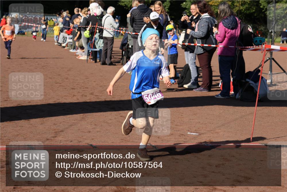 27.09.2026 - 35. Volkslauf durch das schöne Alstertal Strokosch-Dieckow http://msf.ph/oto/10587564 27.09.2026 10:45:05 Ziel 5046, 5006, 5046, 5970 meine-sportfotos.de