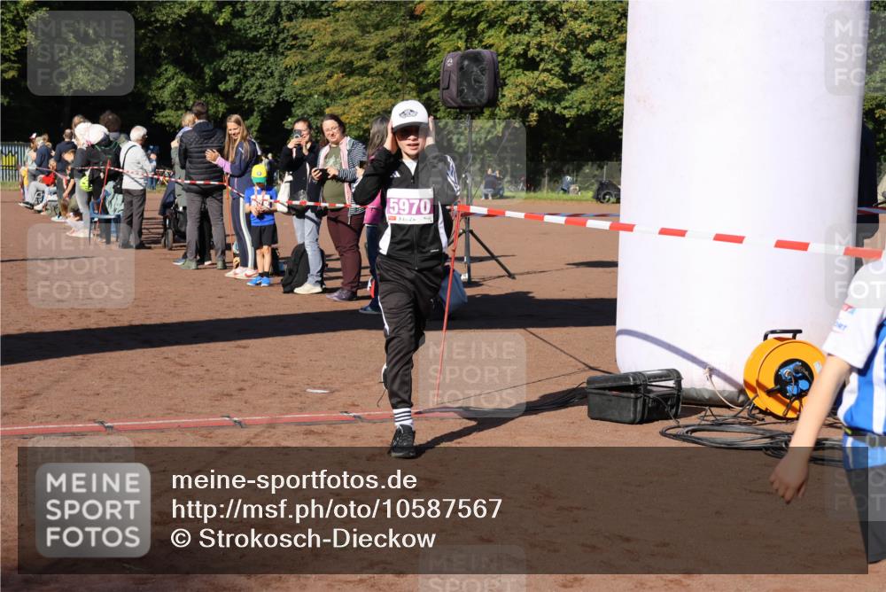 27.09.2026 - 35. Volkslauf durch das schöne Alstertal Strokosch-Dieckow http://msf.ph/oto/10587567 27.09.2026 10:45:07 Ziel 5970, 5006, 5046, 5970 meine-sportfotos.de