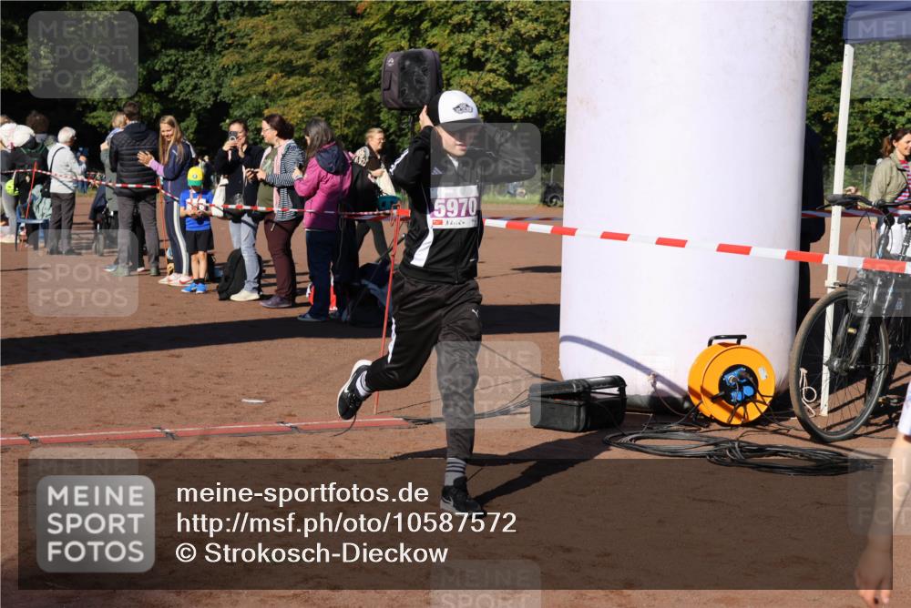 27.09.2026 - 35. Volkslauf durch das schöne Alstertal Strokosch-Dieckow http://msf.ph/oto/10587572 27.09.2026 10:45:07 Ziel 5970, 5006, 5046, 5970 meine-sportfotos.de