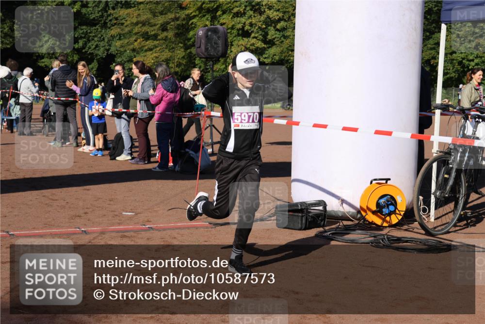 27.09.2026 - 35. Volkslauf durch das schöne Alstertal Strokosch-Dieckow http://msf.ph/oto/10587573 27.09.2026 10:45:07 Ziel 5970, 5006, 5046, 5970 meine-sportfotos.de