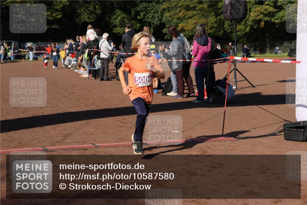 27.09.2026 - 35. Volkslauf durch das schöne Alstertal Strokosch-Dieckow http://msf.ph/oto/10587580 27.09.2026 10:45:11 Ziel 5000, 5006 meine-sportfotos.de