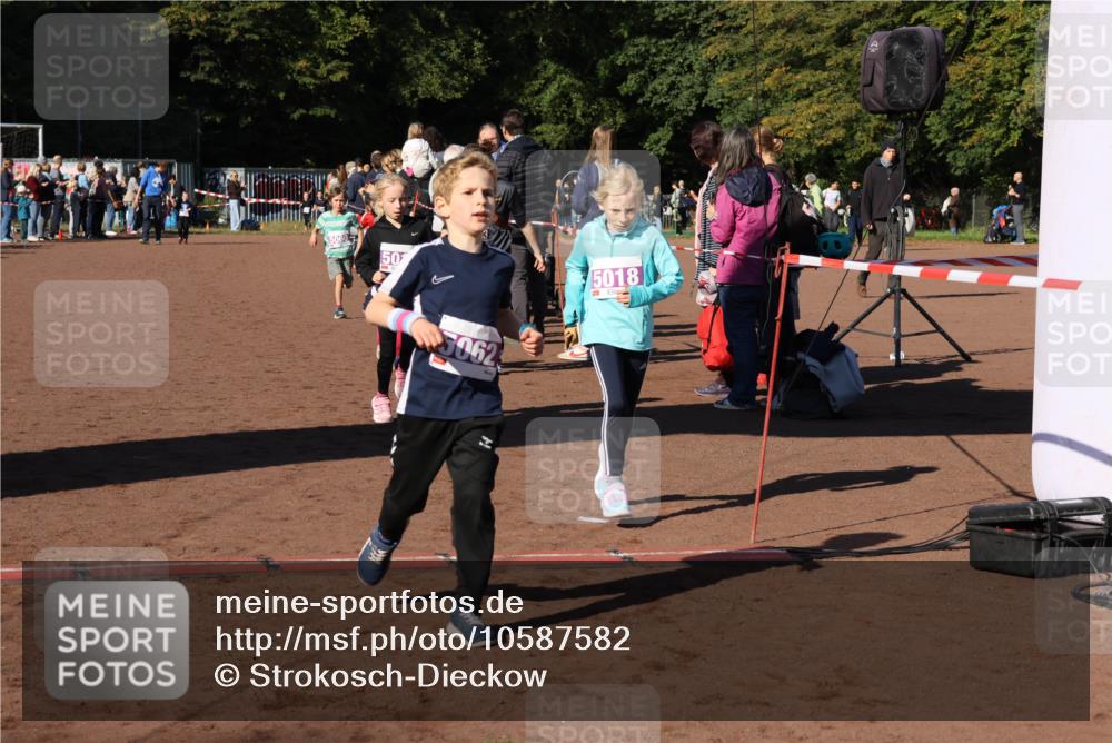 27.09.2026 - 35. Volkslauf durch das schöne Alstertal Strokosch-Dieckow http://msf.ph/oto/10587582 27.09.2026 10:45:29 Ziel 0909, 50, 5062, 5018, 5017, 5018, 5060, 5062 meine-sportfotos.de