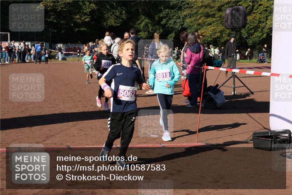 27.09.2026 - 35. Volkslauf durch das schöne Alstertal Strokosch-Dieckow http://msf.ph/oto/10587583 27.09.2026 10:45:29 Ziel 5017, 5062, 5018, 5017, 5018, 5060, 5062 meine-sportfotos.de