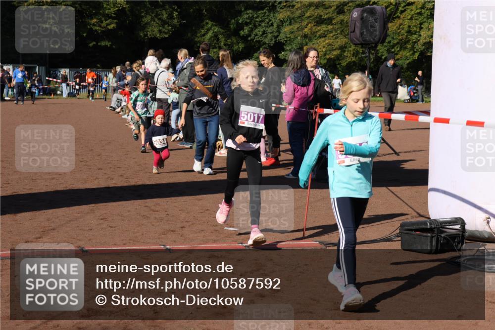 27.09.2026 - 35. Volkslauf durch das schöne Alstertal Strokosch-Dieckow http://msf.ph/oto/10587592 27.09.2026 10:45:31 Ziel 6034, 5017, 5017, 5018, 5060, 5062 meine-sportfotos.de