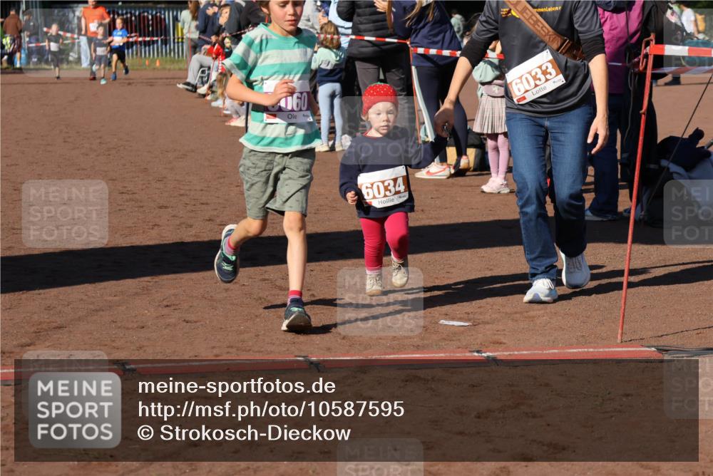 27.09.2026 - 35. Volkslauf durch das schöne Alstertal Strokosch-Dieckow http://msf.ph/oto/10587595 27.09.2026 10:45:34 Ziel 060, 6034, 6033, 5030, 5060 meine-sportfotos.de