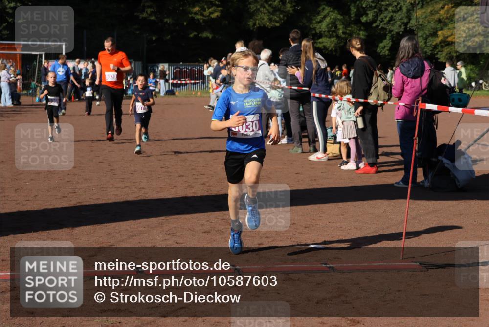 27.09.2026 - 35. Volkslauf durch das schöne Alstertal Strokosch-Dieckow http://msf.ph/oto/10587603 27.09.2026 10:45:43 Ziel 5069, 5070, 5974, 030, 5030, 5069, 5070, 5974 meine-sportfotos.de
