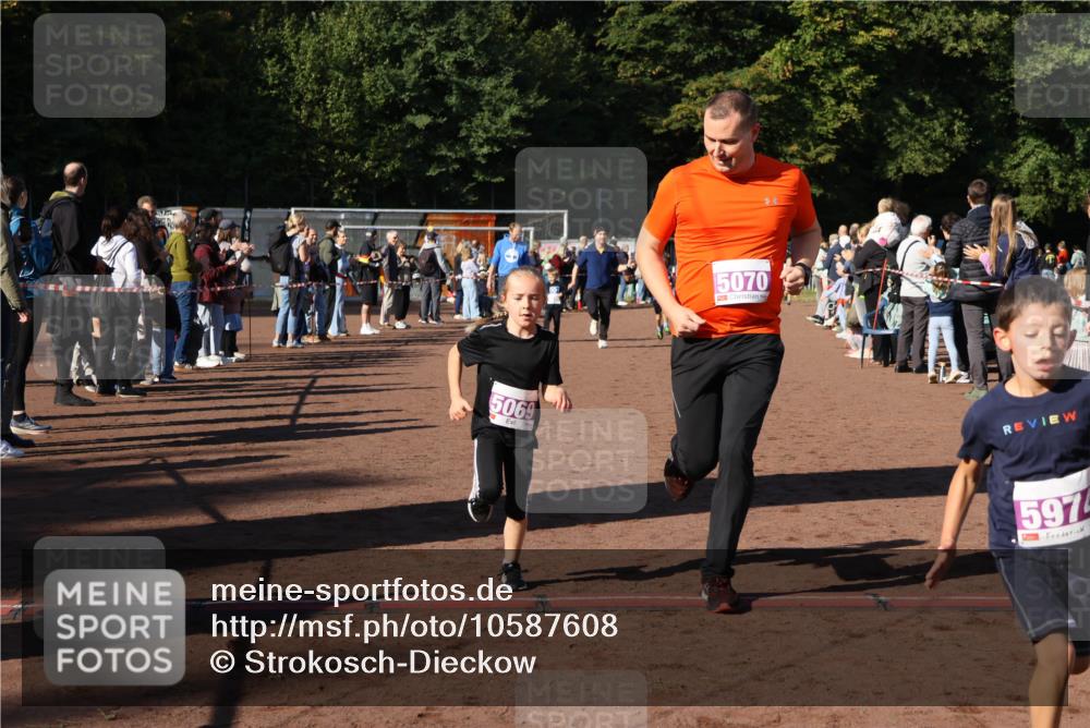 27.09.2026 - 35. Volkslauf durch das schöne Alstertal Strokosch-Dieckow http://msf.ph/oto/10587608 27.09.2026 10:45:47 Ziel 5069, 5070, 5974, 5031, 5069, 5070, 5974 meine-sportfotos.de
