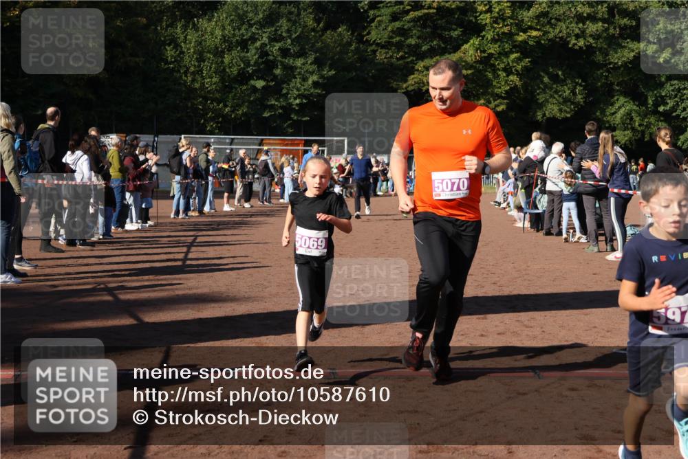 27.09.2026 - 35. Volkslauf durch das schöne Alstertal Strokosch-Dieckow http://msf.ph/oto/10587610 27.09.2026 10:45:47 Ziel 5069, 5070, 597, 5031, 5069, 5070, 5974 meine-sportfotos.de