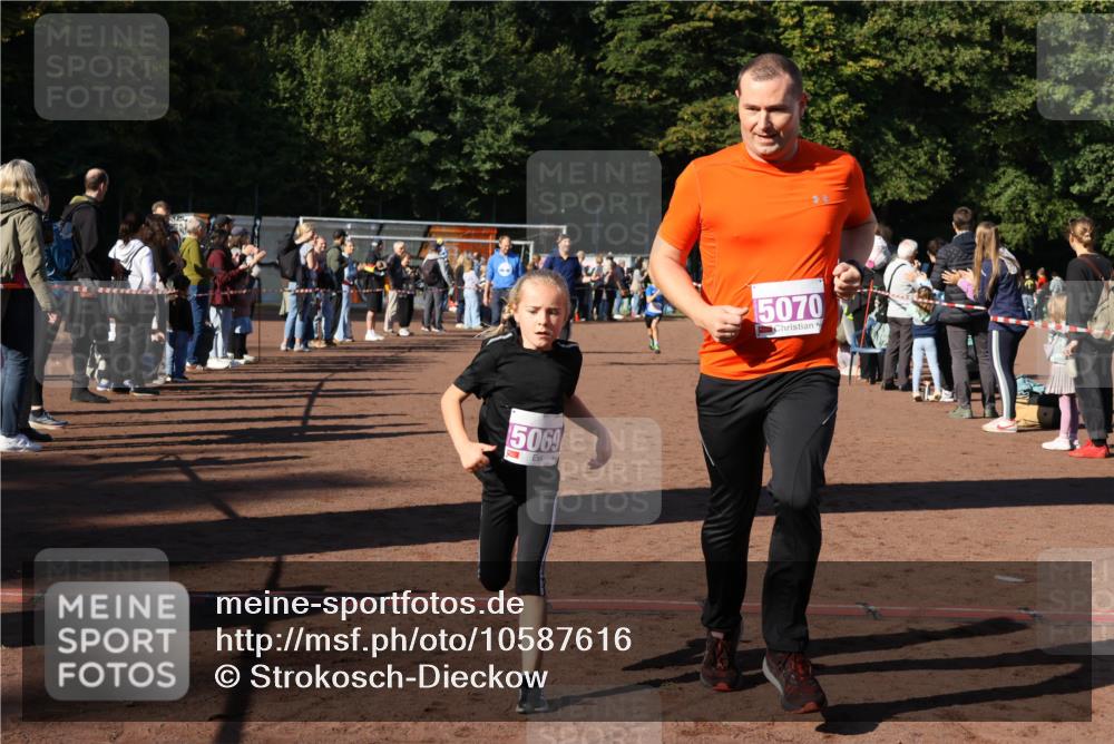 27.09.2026 - 35. Volkslauf durch das schöne Alstertal Strokosch-Dieckow http://msf.ph/oto/10587616 27.09.2026 10:45:48 Ziel 5069, 5070, 5031, 5069, 5070, 5974 meine-sportfotos.de