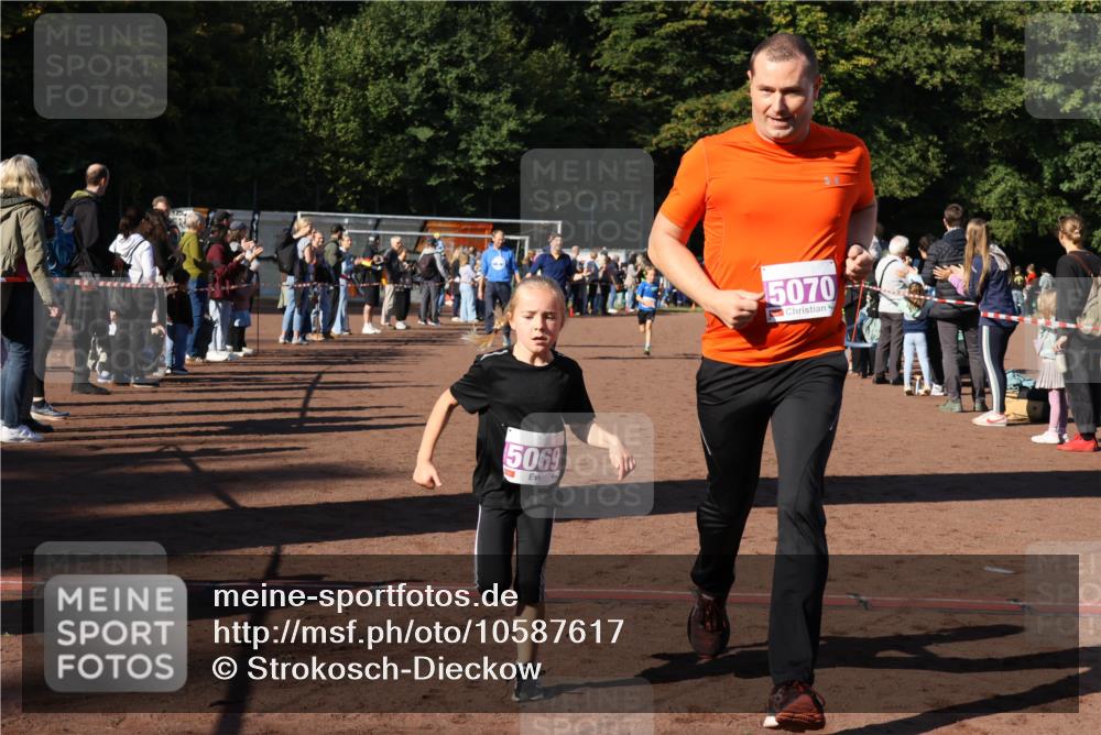 27.09.2026 - 35. Volkslauf durch das schöne Alstertal Strokosch-Dieckow http://msf.ph/oto/10587617 27.09.2026 10:45:48 Ziel 5069, 5070, 5031, 5069, 5070, 5974 meine-sportfotos.de