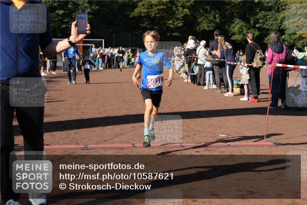 27.09.2026 - 35. Volkslauf durch das schöne Alstertal Strokosch-Dieckow http://msf.ph/oto/10587621 27.09.2026 10:45:54 Ziel 5031, 5031, 5068, 5075 meine-sportfotos.de