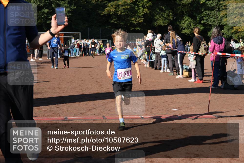 27.09.2026 - 35. Volkslauf durch das schöne Alstertal Strokosch-Dieckow http://msf.ph/oto/10587623 27.09.2026 10:45:54 Ziel 5031, 5031, 5068, 5075 meine-sportfotos.de