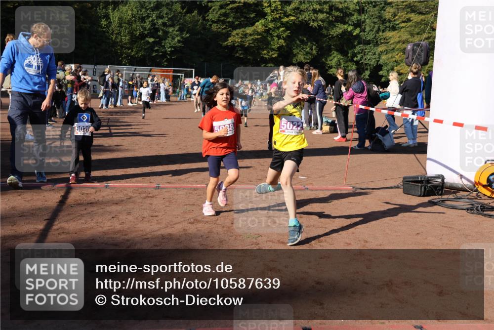 27.09.2026 - 35. Volkslauf durch das schöne Alstertal Strokosch-Dieckow http://msf.ph/oto/10587639 27.09.2026 10:46:10 Ziel 5026, 5038, 5022, 5019, 5022, 5023, 5029, 5038, 5039, 5045, 5074, 5975, 5980 meine-sportfotos.de