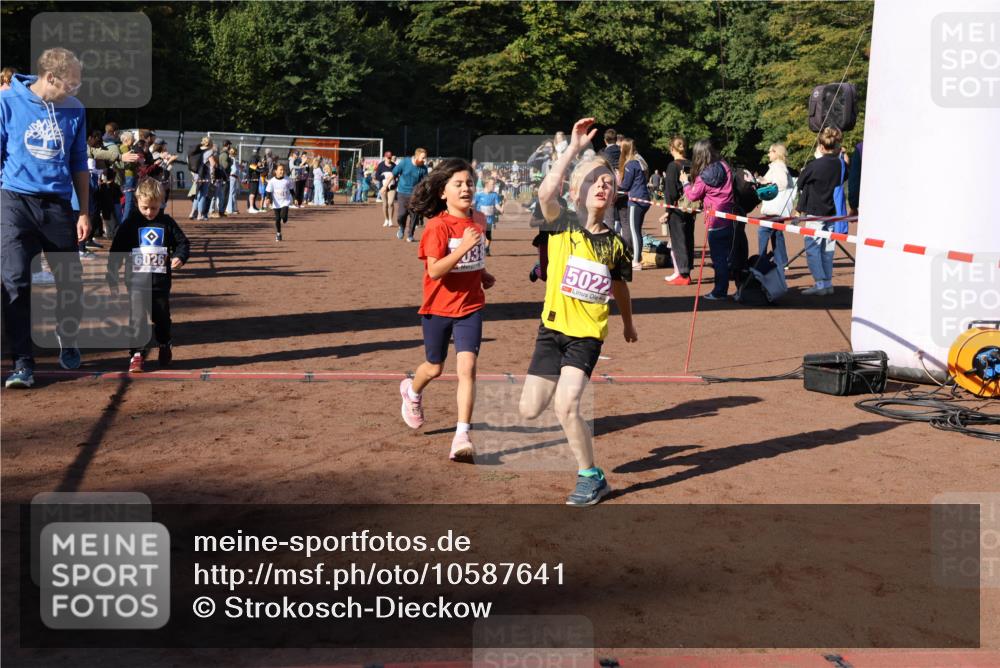 27.09.2026 - 35. Volkslauf durch das schöne Alstertal Strokosch-Dieckow http://msf.ph/oto/10587641 27.09.2026 10:46:11 Ziel 6026, 038, 5022, 5019, 5022, 5023, 5029, 5038, 5039, 5045, 5051, 5074, 5975, 5980 meine-sportfotos.de