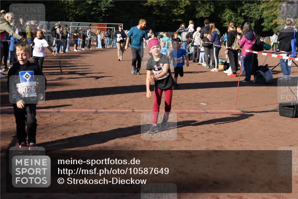27.09.2026 - 35. Volkslauf durch das schöne Alstertal Strokosch-Dieckow http://msf.ph/oto/10587649 27.09.2026 10:46:13 Ziel 6026, 5074, 5039, 5019, 5022, 5023, 5026, 5027, 5029, 5039, 5045, 5051, 5055, 5058, 5074, 5975 meine-sportfotos.de