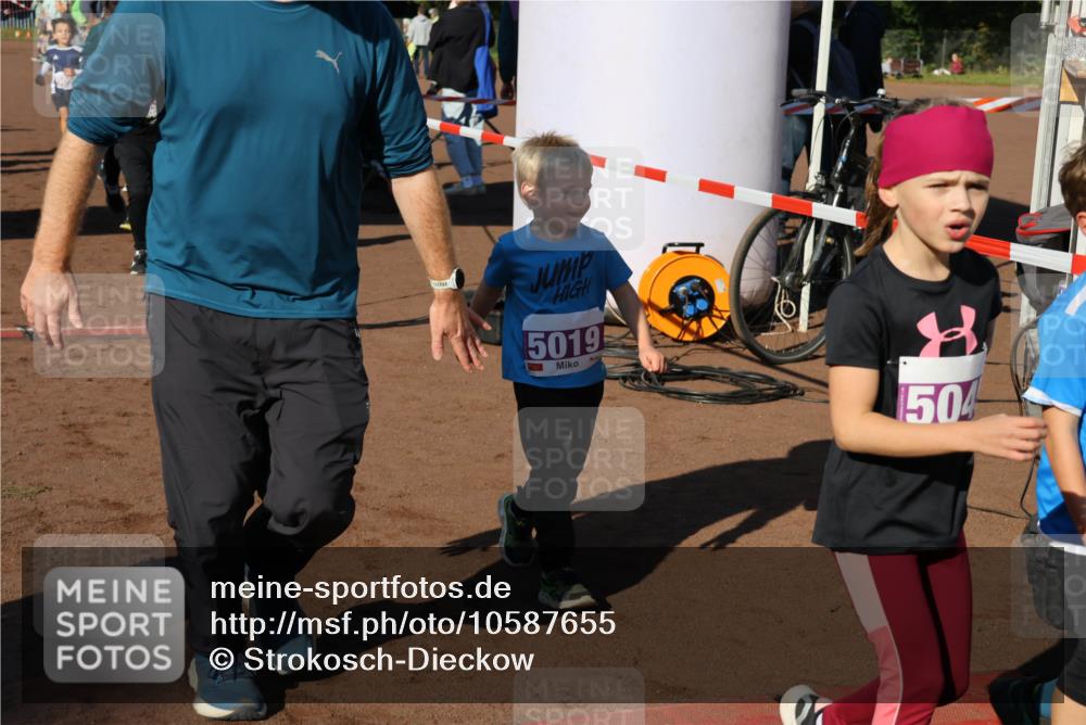27.09.2026 - 35. Volkslauf durch das schöne Alstertal Strokosch-Dieckow http://msf.ph/oto/10587655 27.09.2026 10:46:18 Ziel 5019, 504, 5004, 5009, 5010, 5019, 5023, 5026, 5027, 5029, 5051, 5055, 5058, 5074, 5975 meine-sportfotos.de
